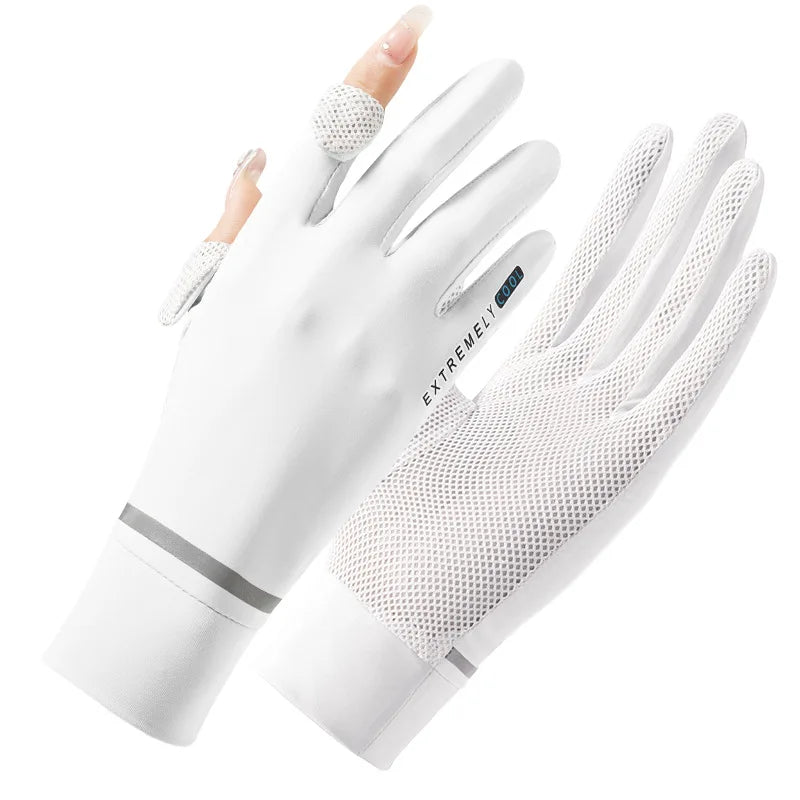 Guantes de ciclismo blancos para proteger del sol mostrados en una mano.