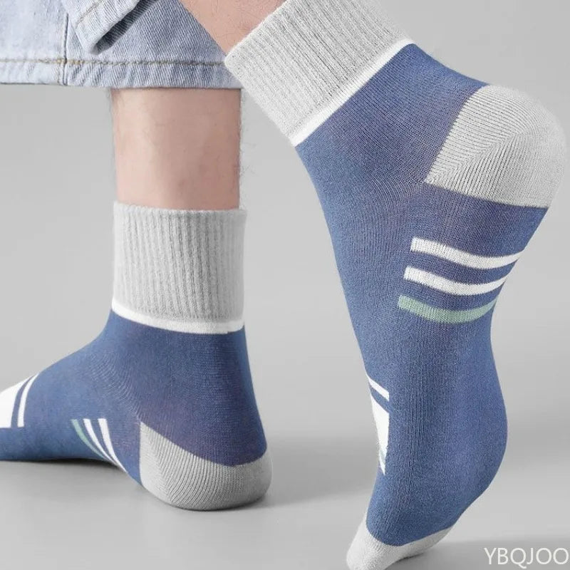 Zapatillas deportivas a rayas azul marino y blanco, hasta media pantorrilla.