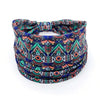 Diadema de yoga bohemio colorida con intrincados patrones geométricos en azul, naranja y verde.