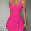 Ein Modell trägt ein leuchtend pinkes Tennis-Skortkleid mit quer überkreuzten Trägern.