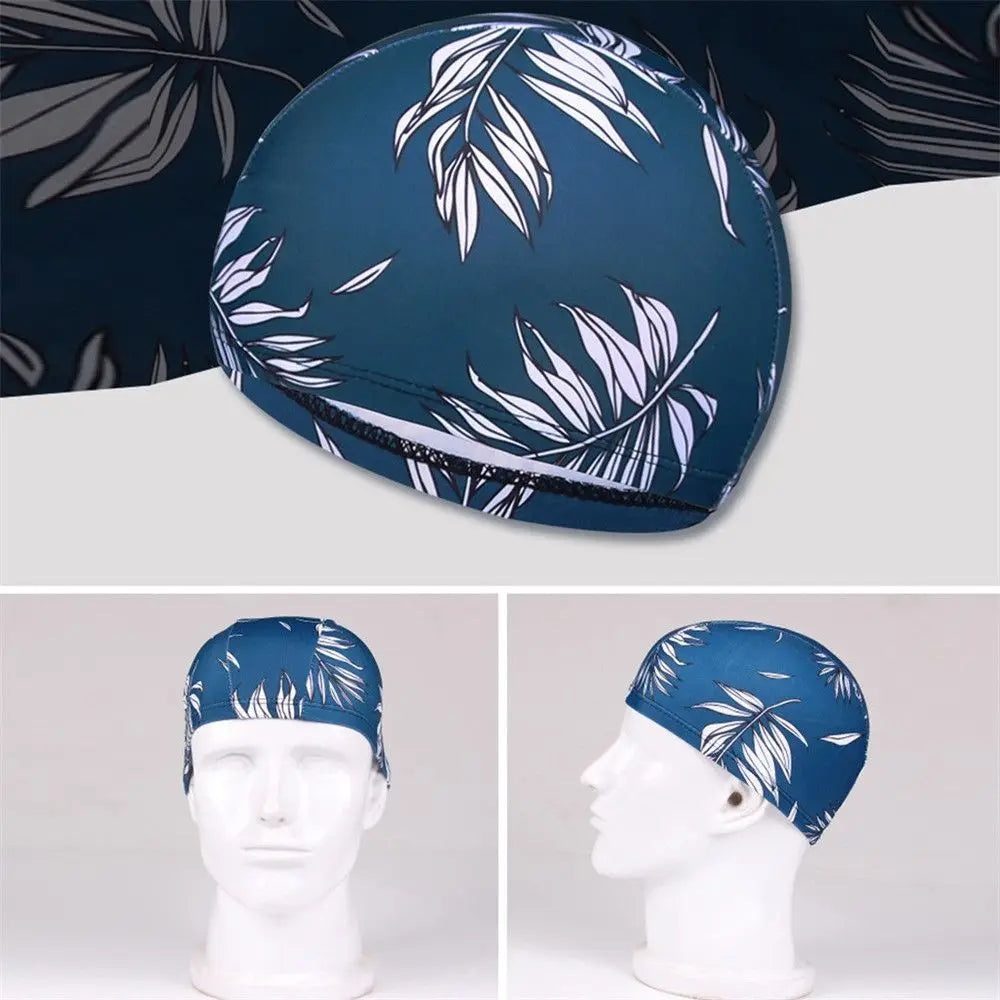 Casquette de bain en nylon élastique bleu foncé avec motif de feuille blanche sur un mannequin.