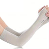 Nahaufnahme eines hellgrauen Ice Silk Sonnenschutz-Armschlauchs, der am Arm getragen wird.