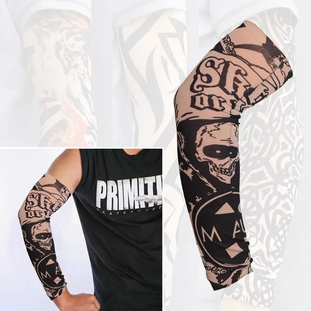 Primer plano de una persona usando mangas protectoras negras con diseños de calavera y tribales.