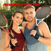Mann und Frau halten Tennisschläger, demonstrieren hervorragenden Schutz für Spitzenleistung.