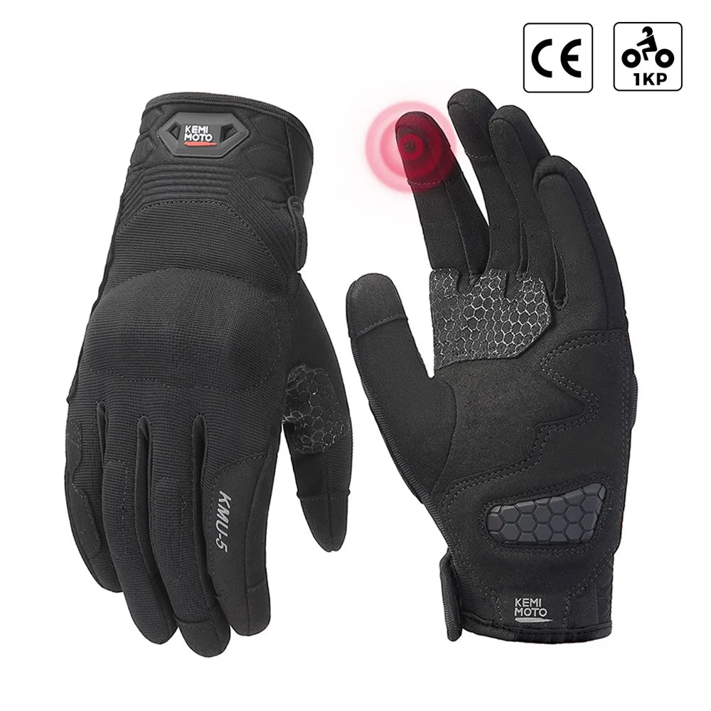 Une paire de gants tactiques KEMI MOTO noirs pour moto, sur fond blanc.