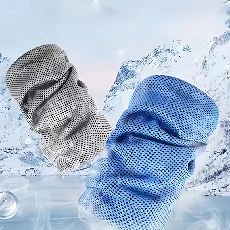 Serviette de refroidissement circulaire bleue mouillée et texturée sur fond givré et glacé.