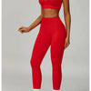 Eine Frau modelliert ein rotes, nahtloses Sport-Yoga-Set mit Crop-Top und Leggings.