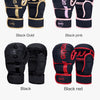 Eine Sammlung von fünf professionellen MMA-Trainingsboxen in schwarz, gold, pink und rot.