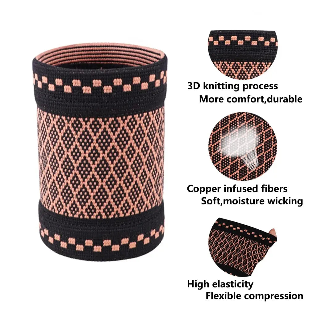 Soutien de poignet tricoté noir avec des fibres infusées de cuivre pour le confort et l'évacuation de l'humidité.