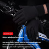 Guantes de montar en bicicleta negros y aislantes, puestos en el manillar.