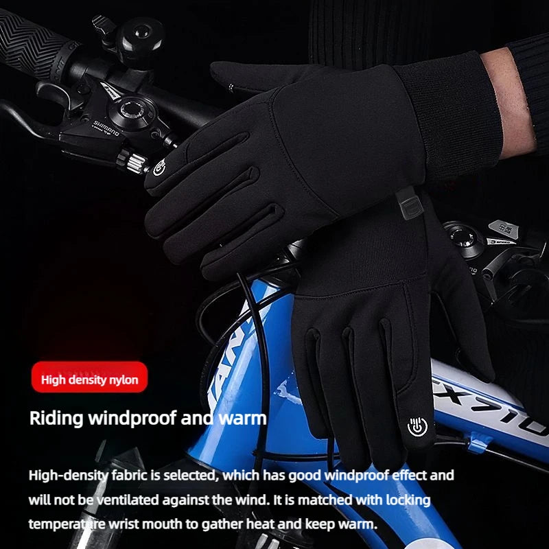 Guantes de montar en bicicleta negros y aislantes, puestos en el manillar.