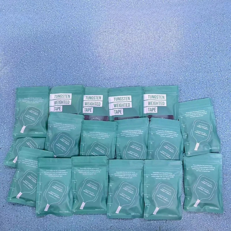 Eine Sammlung von grünem Wolframgewicht-Tape-Päckchen für Pickleballschläger, arrangiert auf einer blauen Oberfläche.