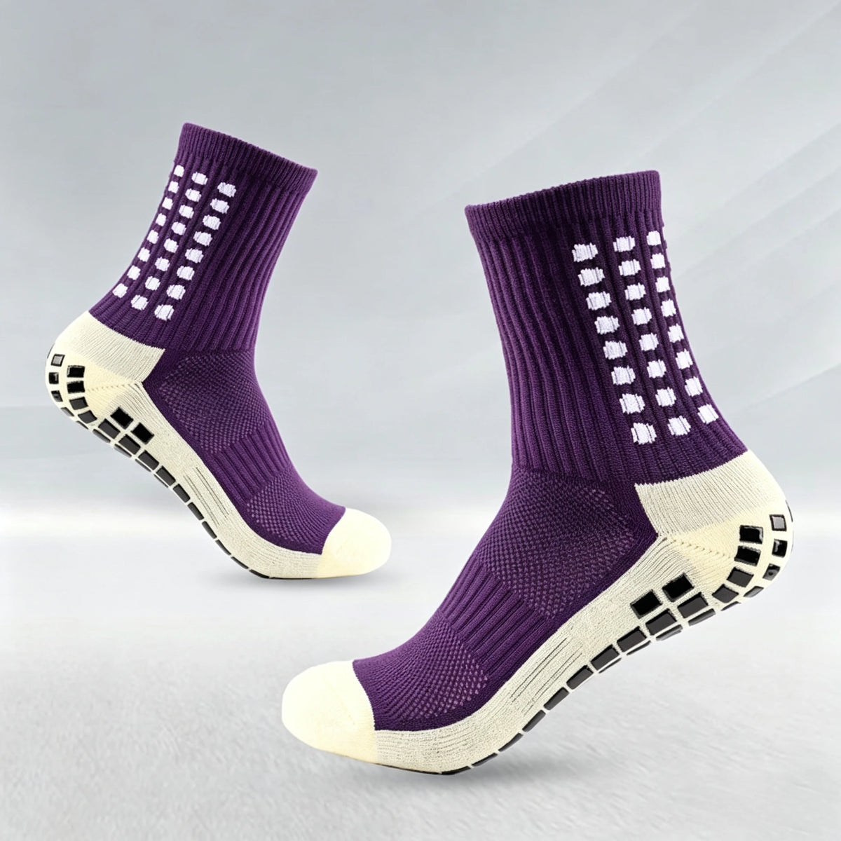 Calcetines deportivos para fútbol, morados y blancos, antideslizantes para hombres, vistos de perfil.