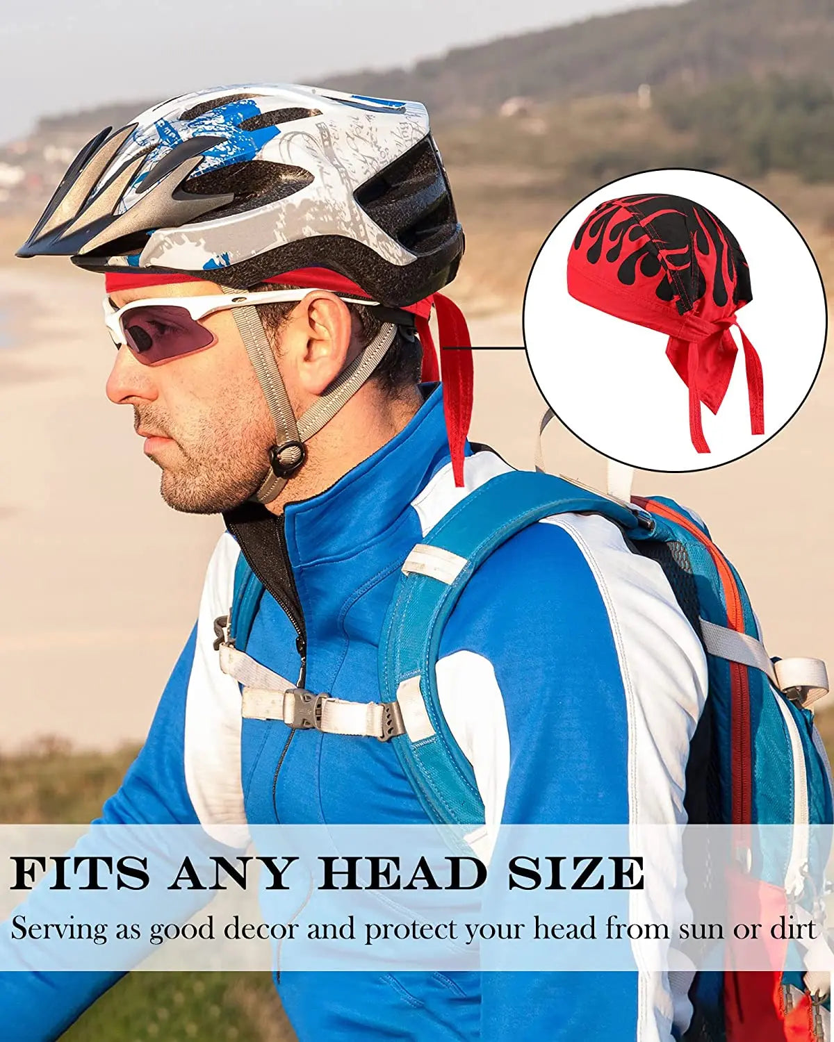 Un hombre con casco de ciclismo y camisa azul con un pañuelo pirata rojo en su mochila.