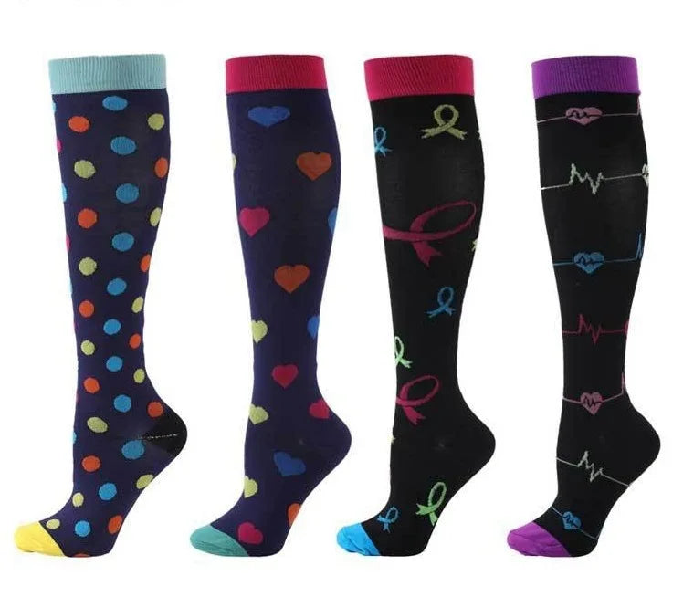 Un set de quatre chaussettes de compression de différentes couleurs, y compris bleu, violet et noir, avec des motifs de cœur 