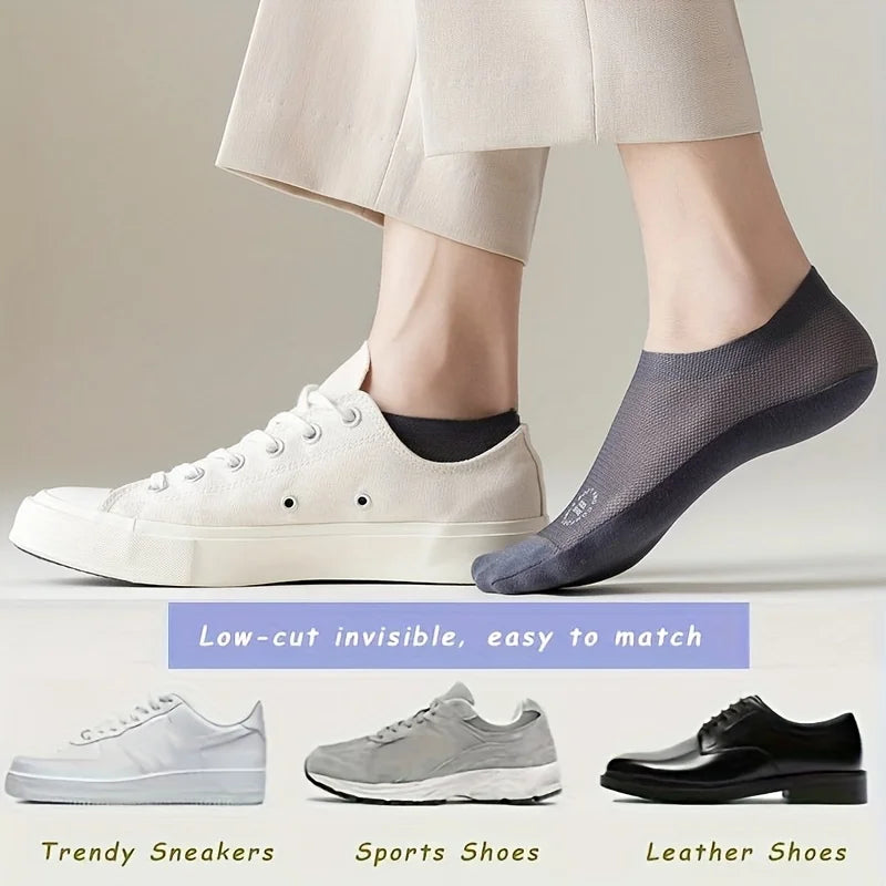 Un par de zapatillas invisibles de corte bajo color beige claro usadas por una persona, mostradas junto a otros tipos de calz