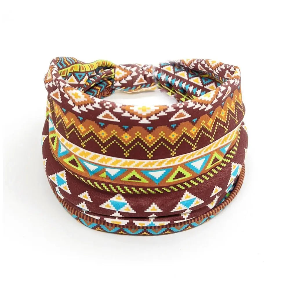 Diadema de yoga bohemiana marrón y naranja con patrones geométricos.