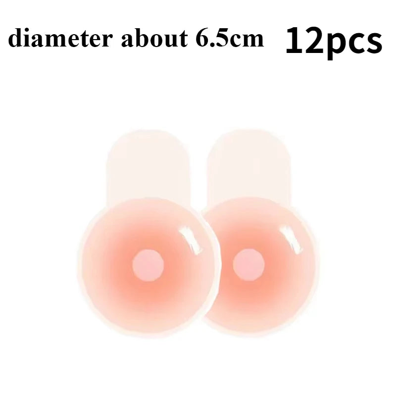 Douze cache-lèvres en silicone réutilisables de couleur rose pâle.