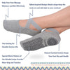 Calcetines de agarre grises diseñados para los pies, con correas elásticas y un patrón étnico especial para mayor tracción.