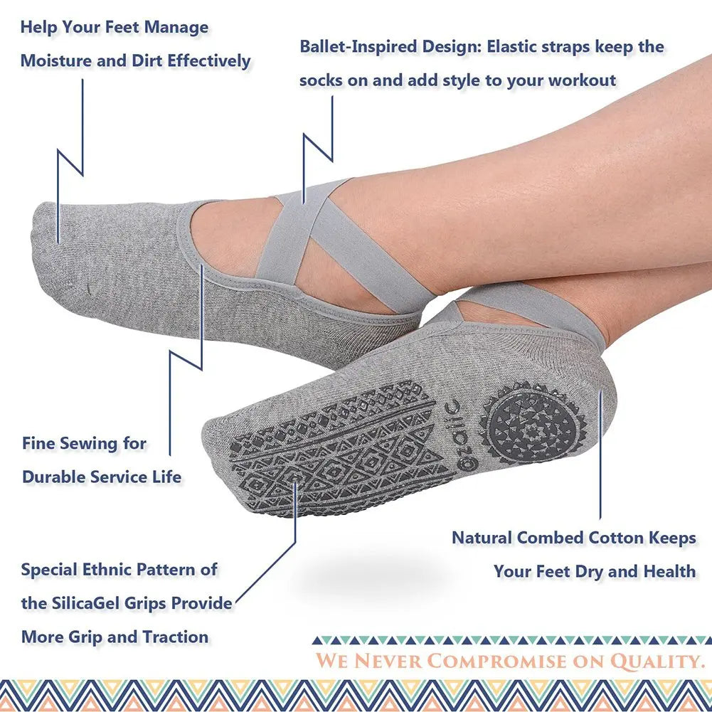 Calcetines de agarre grises diseñados para los pies, con correas elásticas y un patrón étnico especial para mayor tracción.