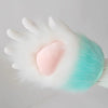 Gants en peluche à patte de chat, avec du pelage blanc et bleu clair et un coussinet rose.
