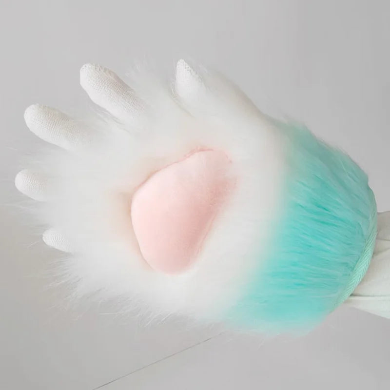Gants en peluche à patte de chat, avec du pelage blanc et bleu clair et un coussinet rose.