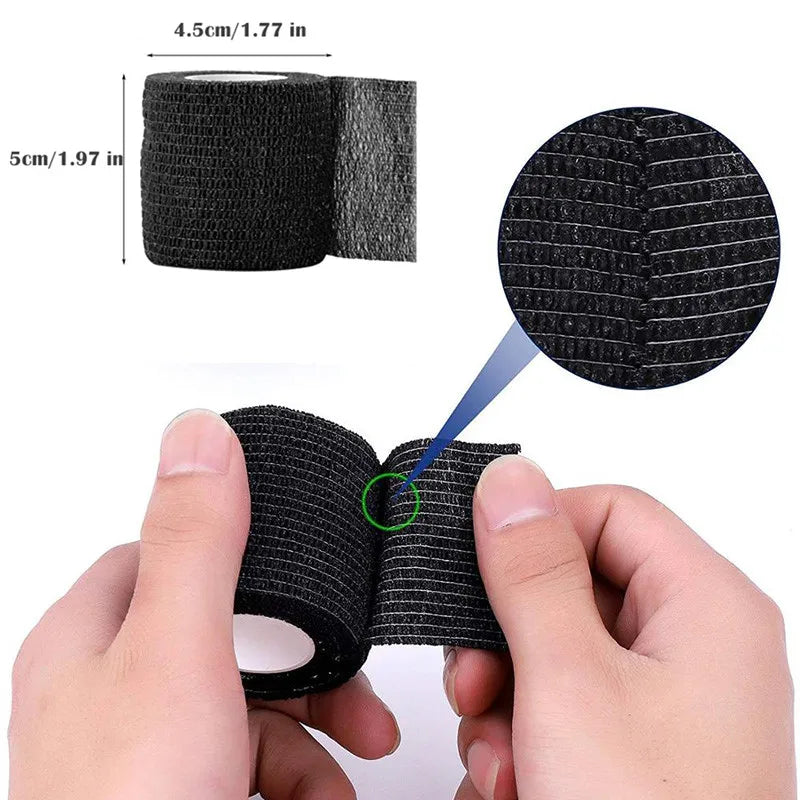 Une main tient un rouleau de bande élastique réutilisable noire autocollante, montrant la texture et la taille.