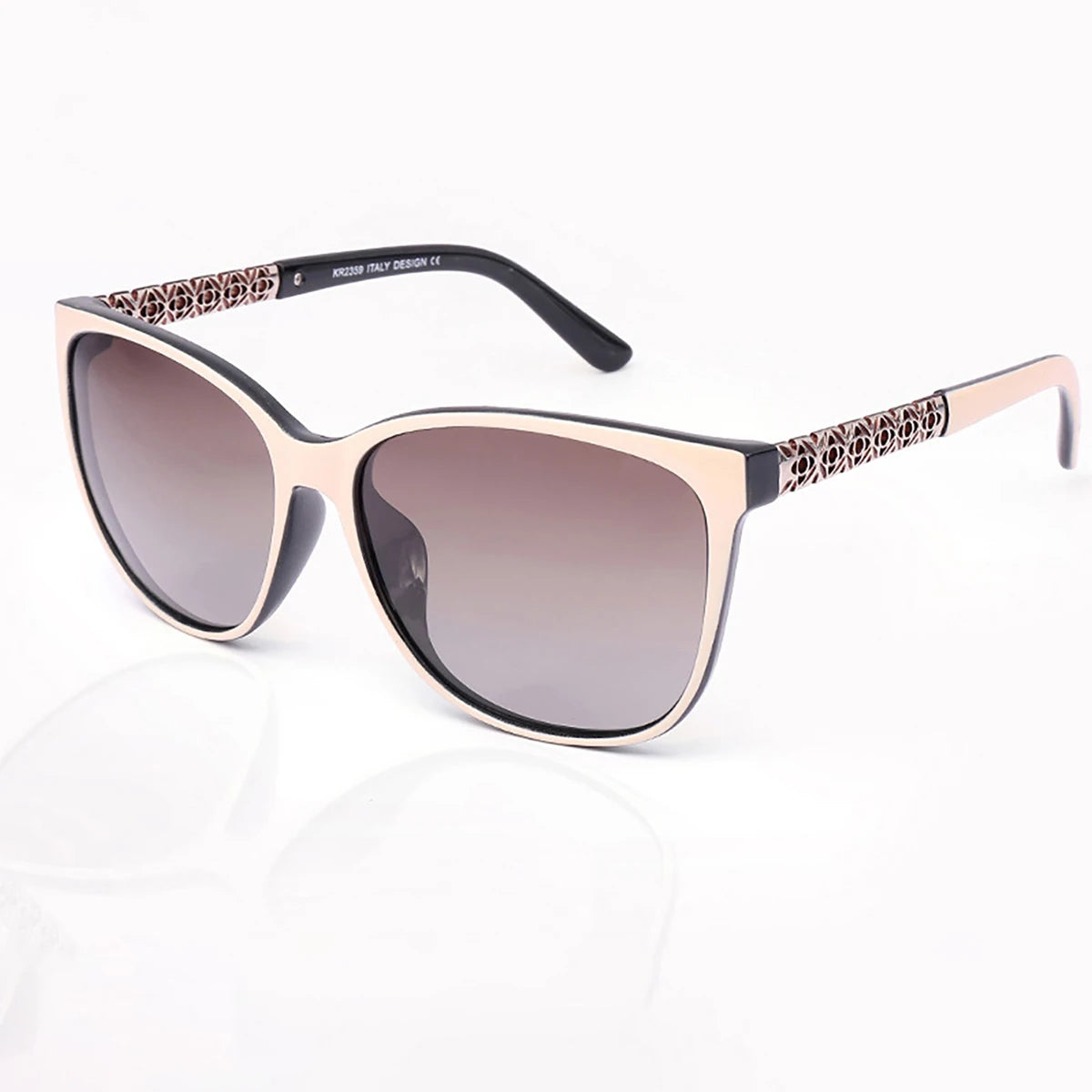 Une paire de lunettes de soleil à monture marron et polarisées avec des verres teintés posées sur une surface blanche.