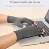 Eine Hand mit grauer medizinischer Handschuhe ruht auf einer Laptop-Tastatur.
