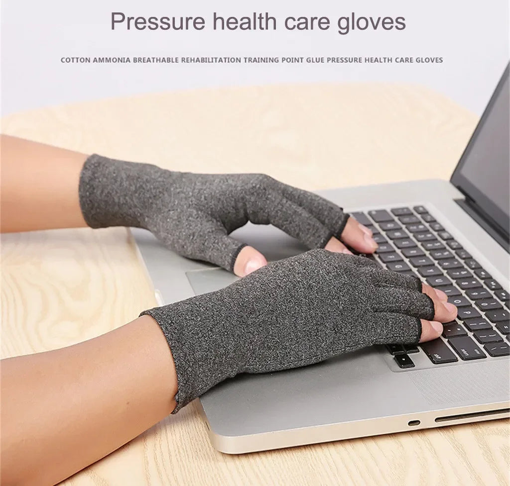 Eine Hand mit grauer medizinischer Handschuhe ruht auf einer Laptop-Tastatur.