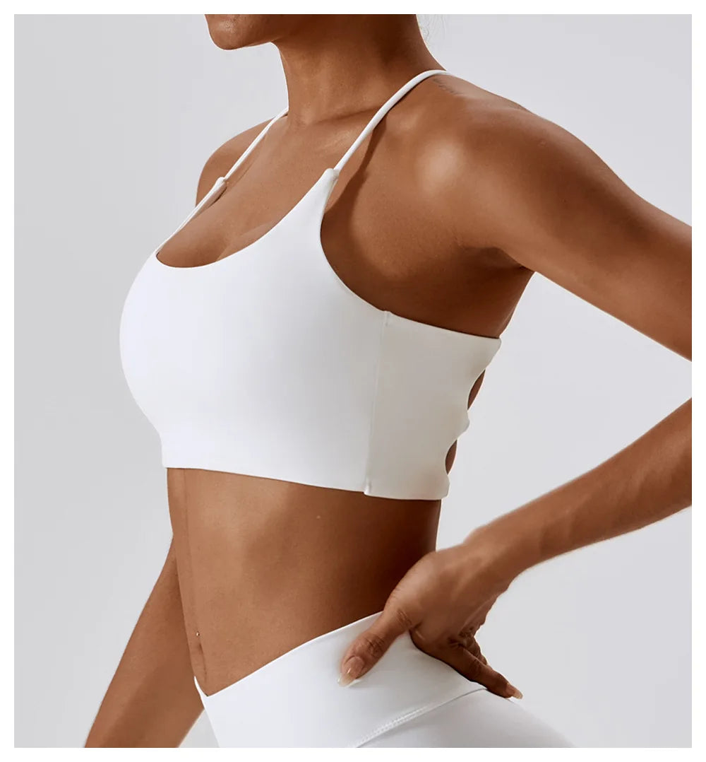 Modelo vistiendo un sujetador deportivo en forma de U blanco para fitness y yoga.