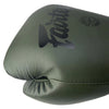 Dunkel olivgranes, atmungsaktiver PU-Leder-Boxhandschuh mit schwarzer Beschriftung.