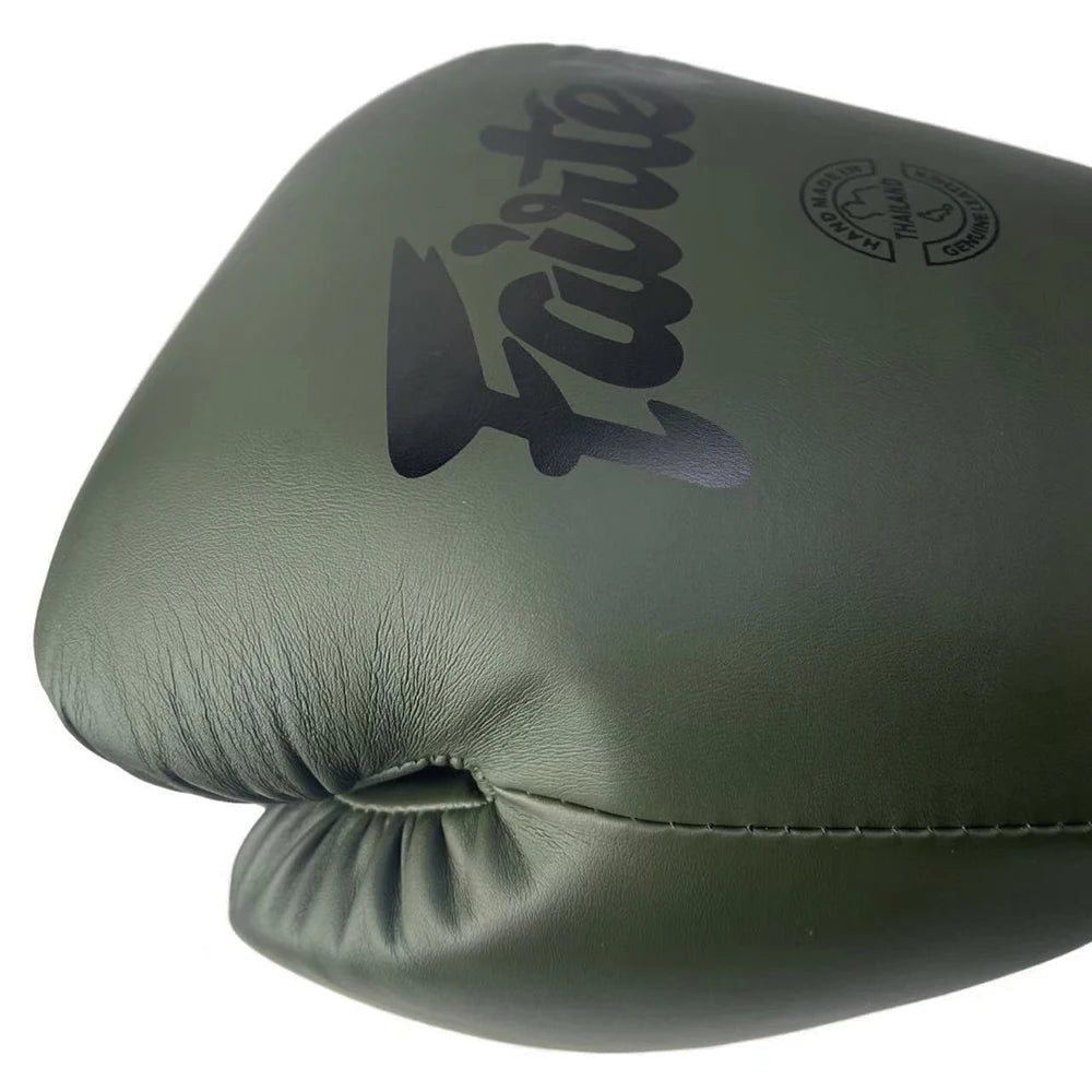 Dunkel olivgranes, atmungsaktiver PU-Leder-Boxhandschuh mit schwarzer Beschriftung.