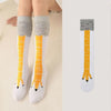 Chaussettes au-dessus du genou avec un dessin humoristique de pattes de poulet, rayures grises et blanches