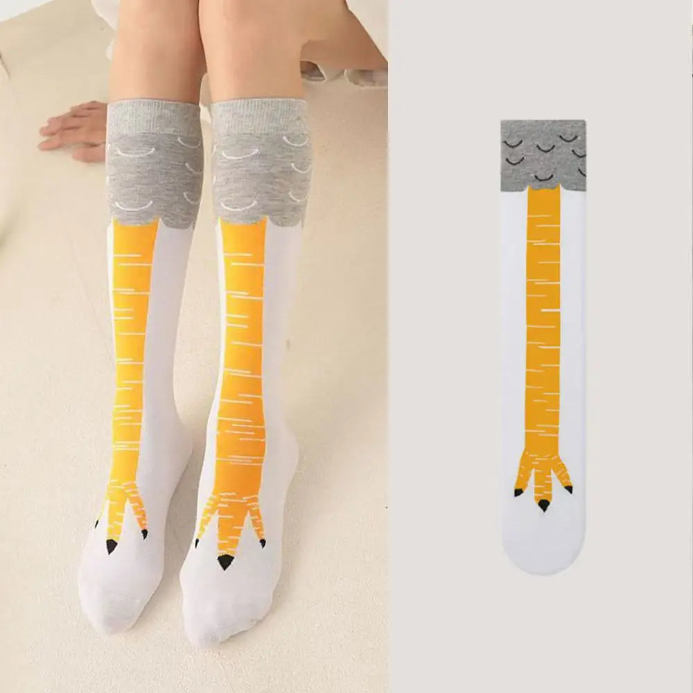 Chaussettes au-dessus du genou avec un dessin humoristique de pattes de poulet, rayures grises et blanches