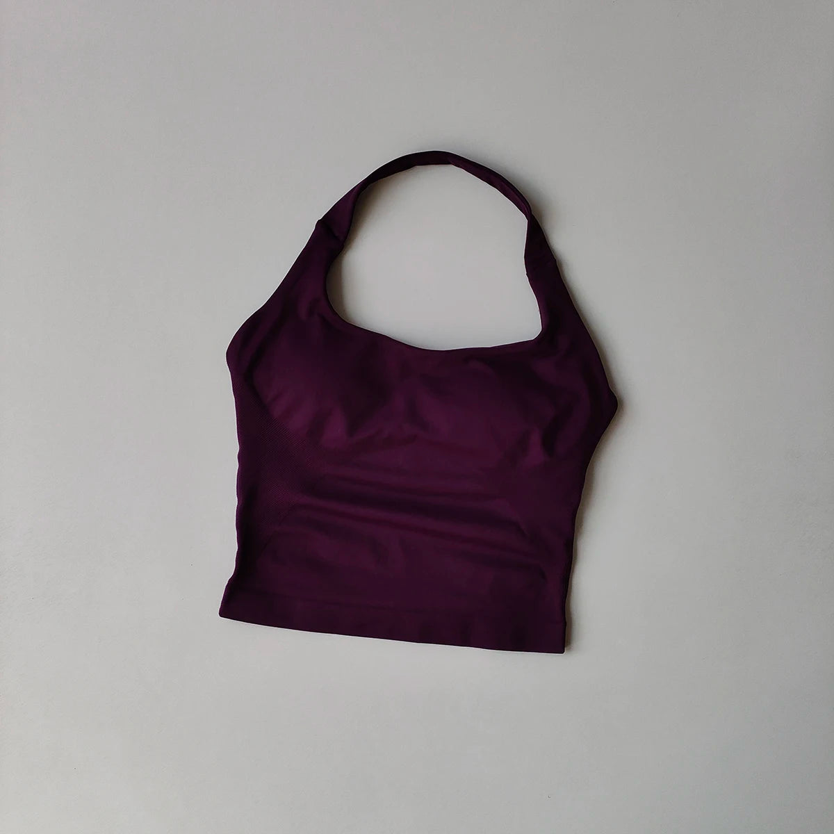 Haut sans bretelles violet foncé, uni, pour yoga et fitness, affiché sur fond clair.