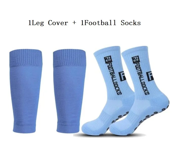 Ein Paar blaue und hellblaue Fußballsocken nebeneinander