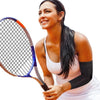 Eine Frau hält einen Tennisschläger und trägt schwarze UV-Schutz-Armschuhe für Sport.