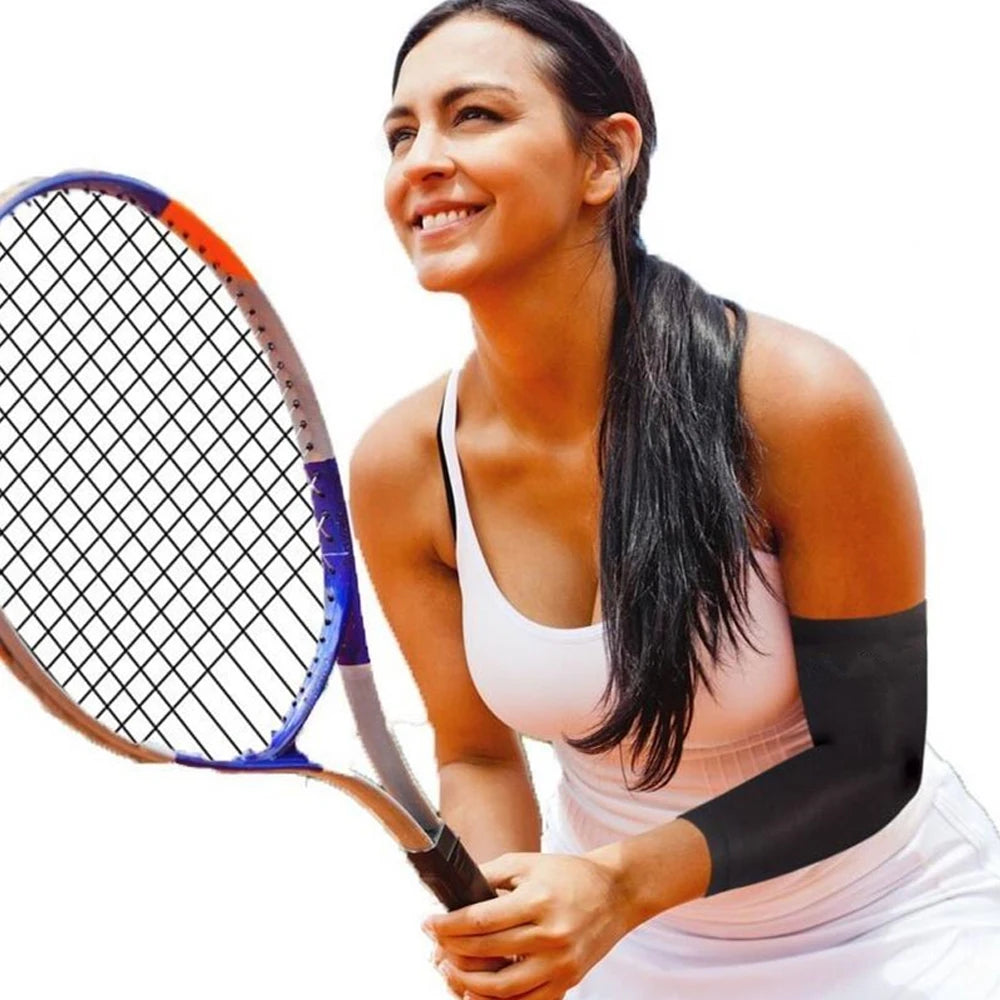 Eine Frau hält einen Tennisschläger und trägt schwarze UV-Schutz-Armschuhe für Sport.