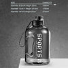 Klare Glas-Sportflasche mit schwarzem Verschluss und Tragegriff, vor grauem Hintergrund.
