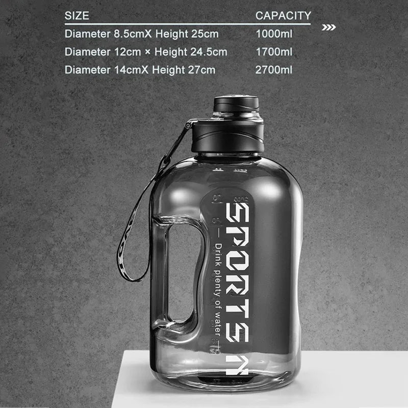 Klare Glas-Sportflasche mit schwarzem Verschluss und Tragegriff, vor grauem Hintergrund.