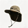 Beige Sonnenhut mit breiter Krempe und dunklem Stoffunterseite sowie verstellbare Halsbandriemen.