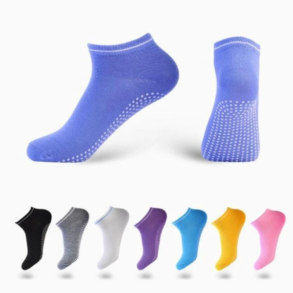 Diverses chaussettes antidérapantes pour femmes dans différentes couleurs : noir, gris, blanc, violet, bleu et jaune.