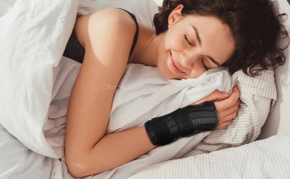 Eine Frau liegt im Bett und lächelt, während sie einen orthopädischen Kragen für das Handgelenk hält.