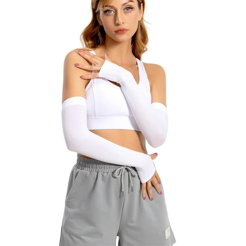 امرأة تعرض أكمام صوفية لحماية من الشمس باللون الأبيض وبنطال رياضي رمادي.