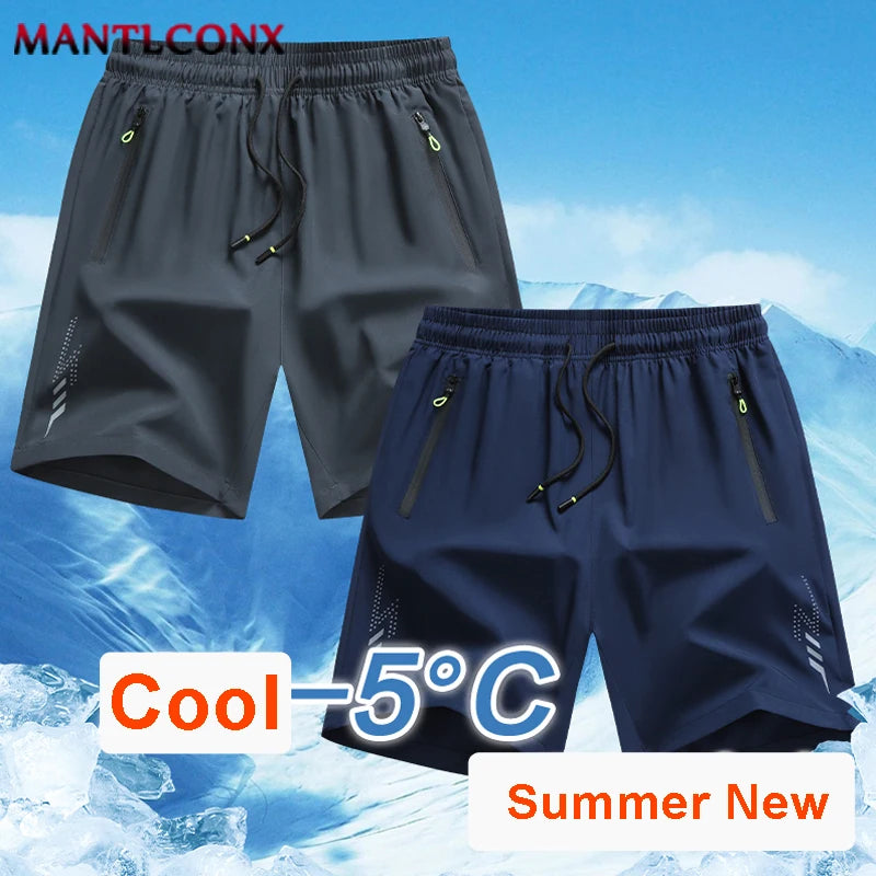 Dunkelblaue Herren-Quick-Dry-Sportshorts vor schneebedecktem, eisigem Hintergrund.