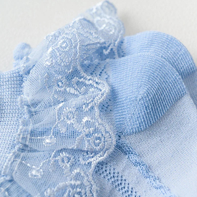Chaussettes à volants en dentelle bleu clair pour filles avec broderie délicate
