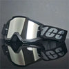 Un par de gafas universales para motocross negras con lentes reflectantes sobre una superficie oscura.