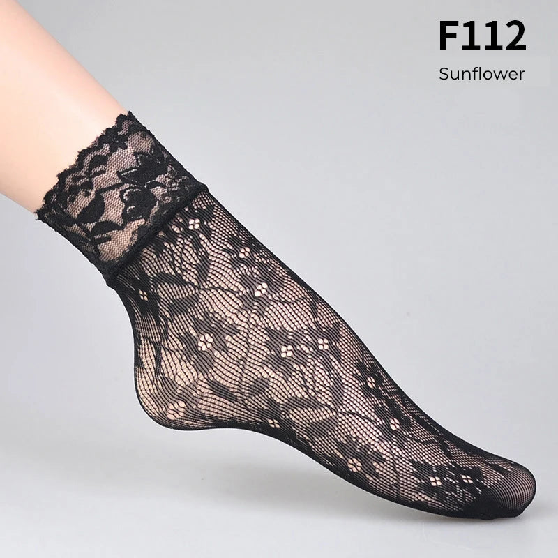Schwarze florale Spitzen-Strumpfhosen an einem Fuß