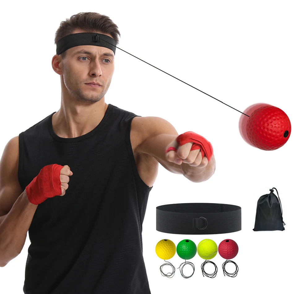 Un homme portant un bandeau noir tient une balle rouge et un bracelet orange, avec diverses balles colorées et un ruban noir 
